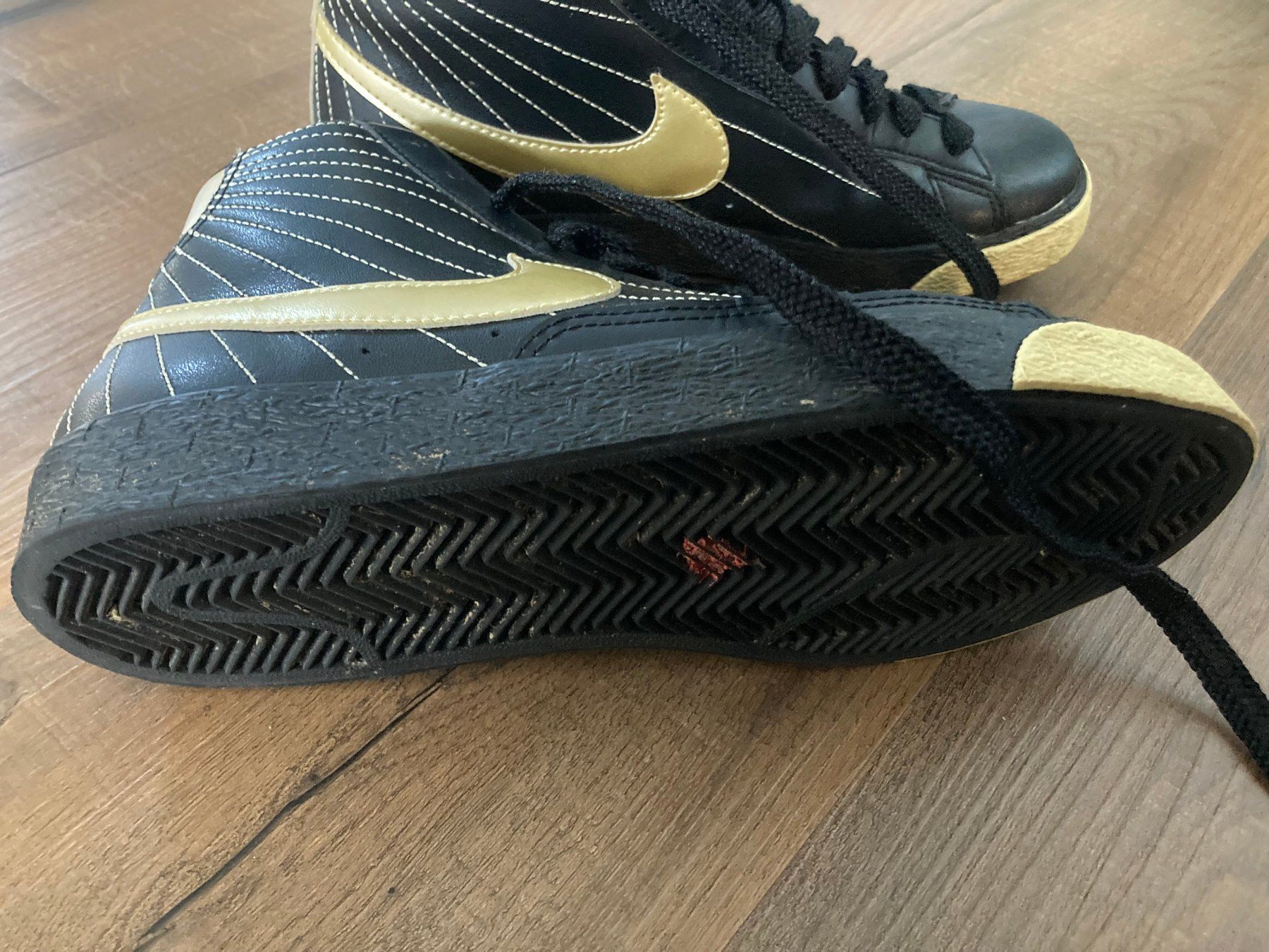 Nike Scarpe da donna: Nike Mid Cut Sneaker schwarz-gold – Usato da Unterseen venduto da amj_zz7j 2