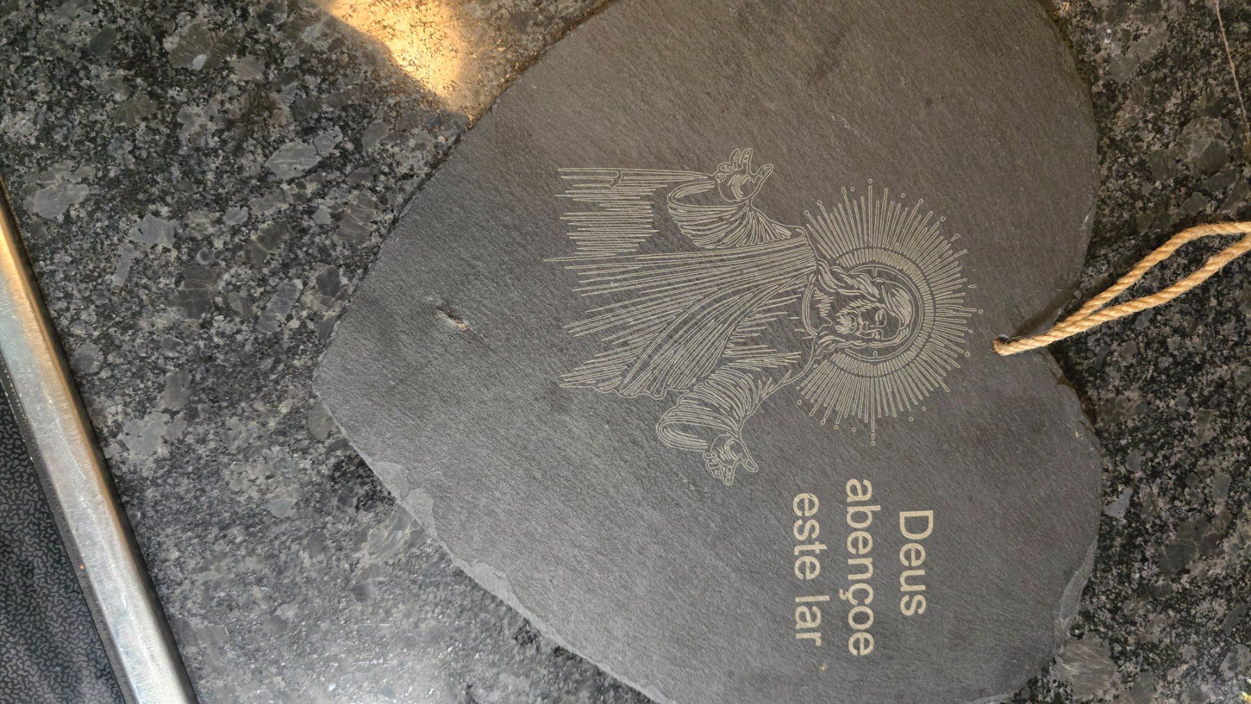 Tutte le decorazioni: Schieferherz Gravur "Deus abençoe este lar" – Nuovo e nell'imballaggio originale da Bern venduto da Archavin 1