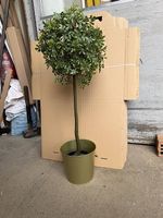 neuer künstlicher Baum inkl Topf