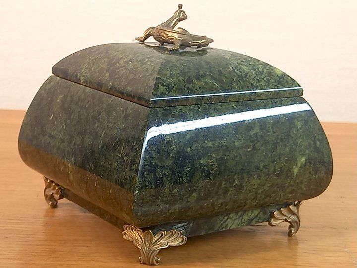 Portagioie: Boite de jade avec lézard en laiton – Usato da Ponts-de-Martel venduto da Henri-Louis 2