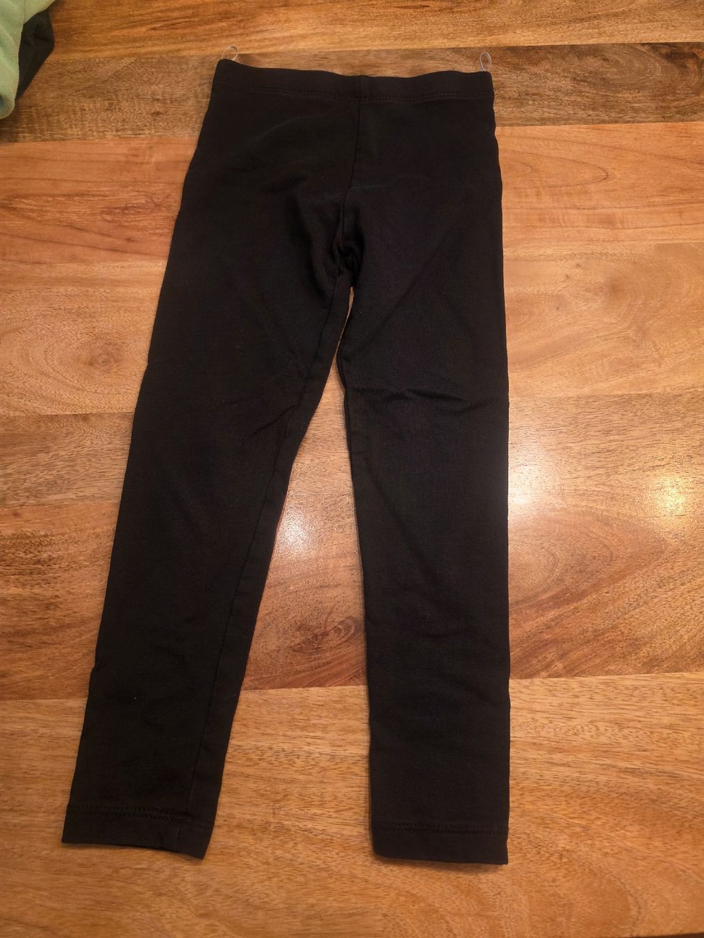 Pantaloni: 2x Hosen schwarz Gr. 110 – Usato da Sursee venduto da Charly-Sarah