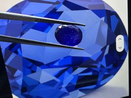 Natürlicher Blauer Saphir 8.5 ct Oval 13x10 mm facettiert