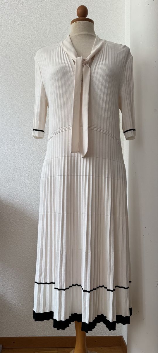 Marc Cain Vestiti: Robe Marc Cain crème, taille N5 plissée, viscose elastan – Nuovo (secondo la descrizione) da Morges venduto da sandy069