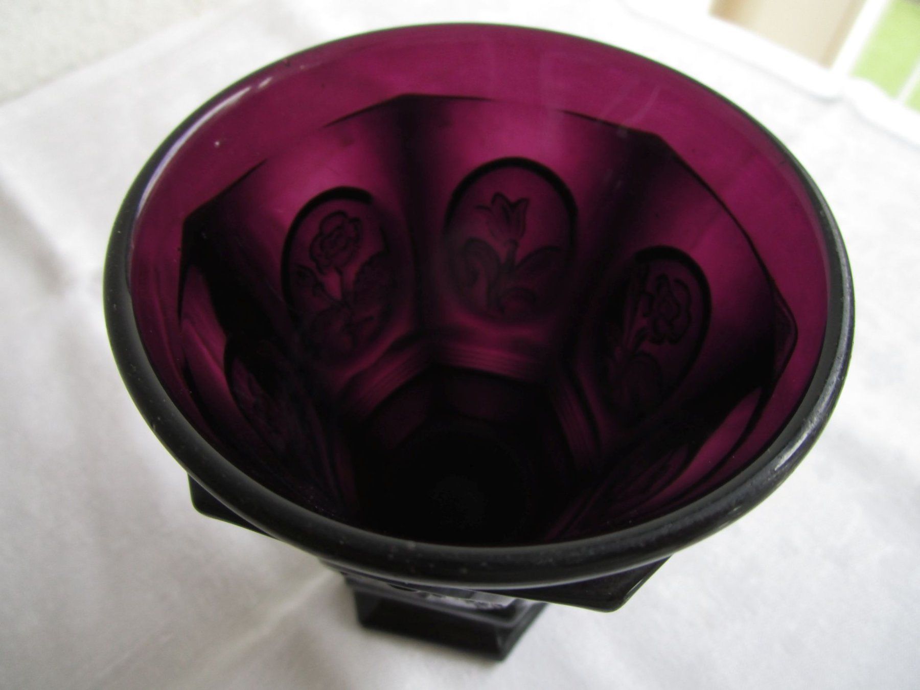 Bicchieri: Rubinroter Pressglas Becher mit Fuss, Reliefmuster – Usato da Binningen venduto da Oldfashion 5