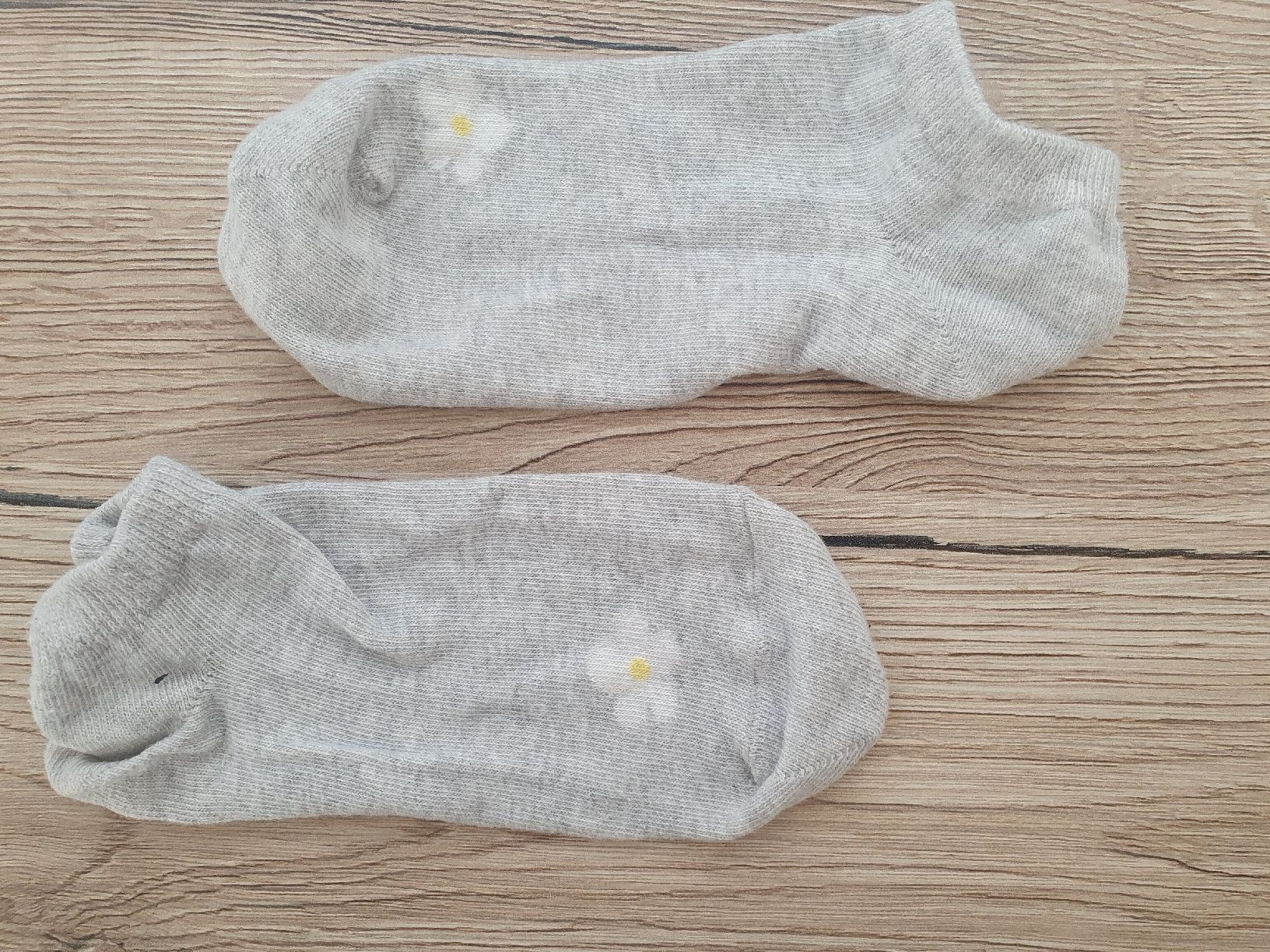 Calze: Socken grau mit Blume – Usato da Moosseedorf venduto da Sonnenschein..