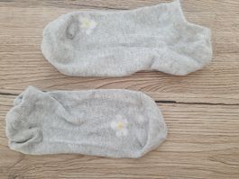 Socken grau mit Blume