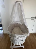 Babykorb aus Weidengeflecht mit Baldachin