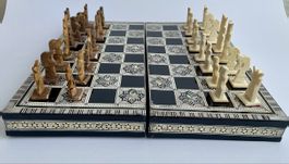 Jeu d'échecs égyptien incrusté de nacre avec pions en os.