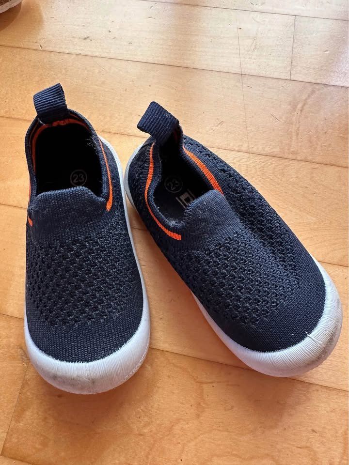 Scarpe da uomo: Turnschuhe Grösse 23 – Usato da Zollikofen venduto da Taximan89