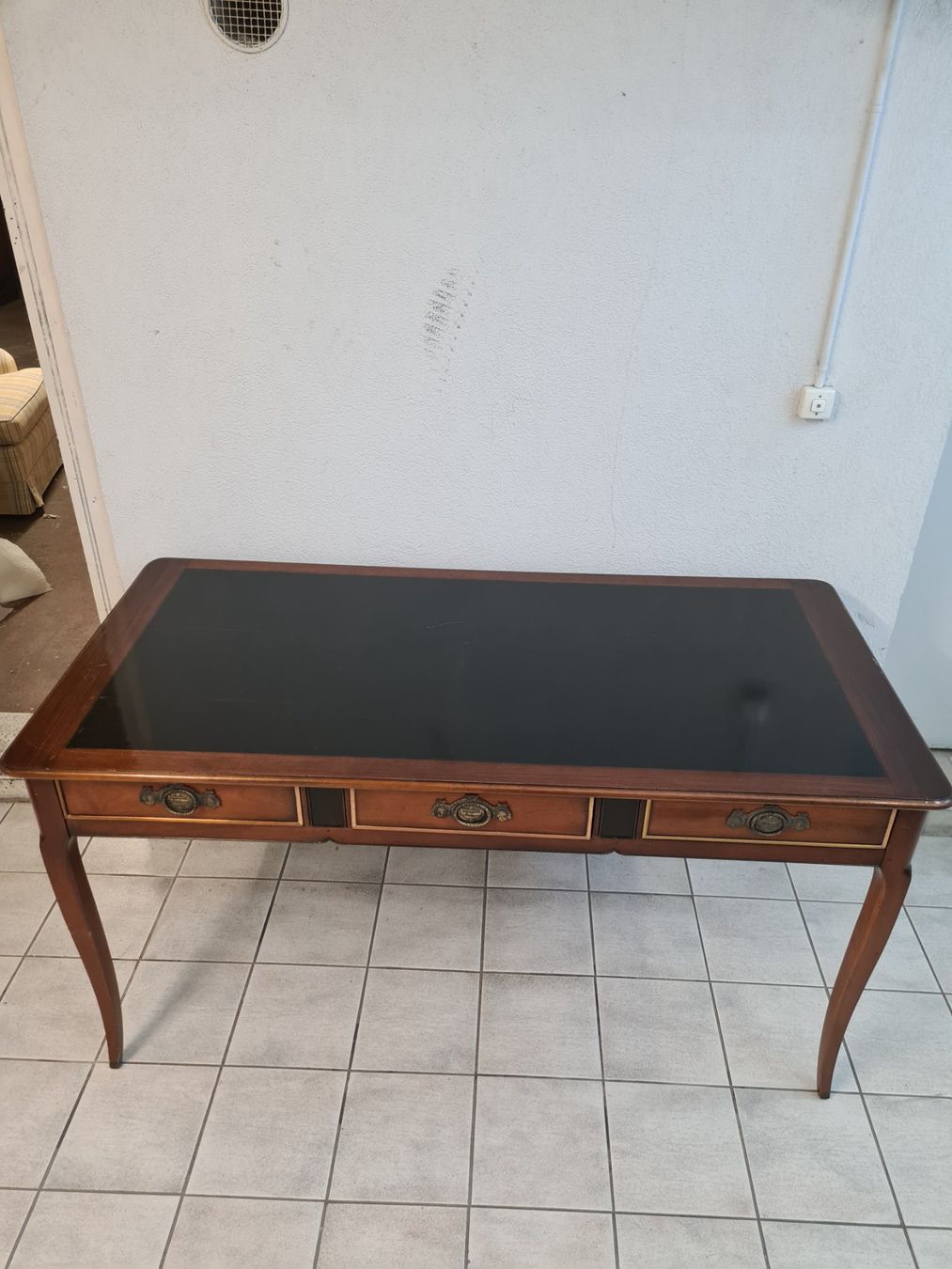 Schreibtische: Bureau VIII la vitre dessu et endommager – Gebraucht aus Monthey von 187-zeroo 5