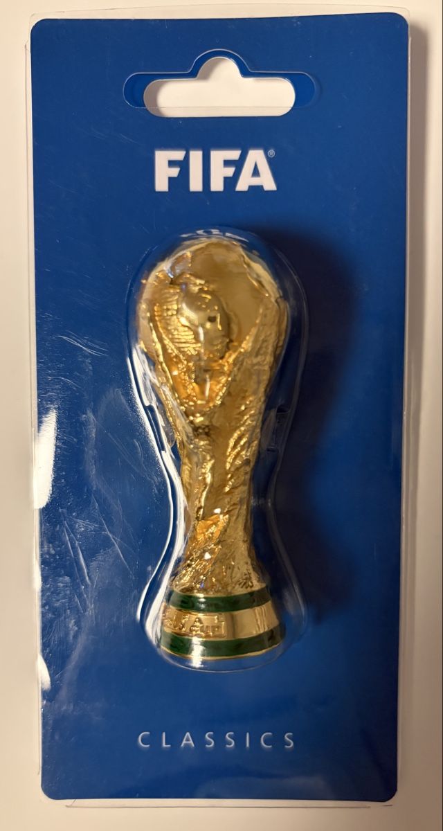 Figurines: FIFA World Cup Trophée 7cm – Neuf avec emballage d'origine à Le Landeron par Gianns46