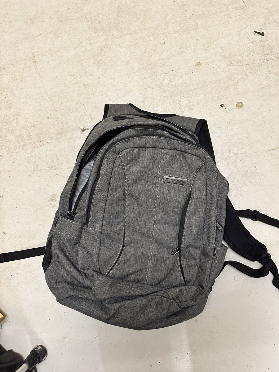 Dakine Zaini: Dakine Rucksack Grau – Usato da Bütschwil venduto da jojo99