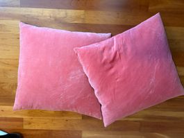 2 grosse Samt Kissen korallfarbe/altrosa 65x65 cm –dekorativ