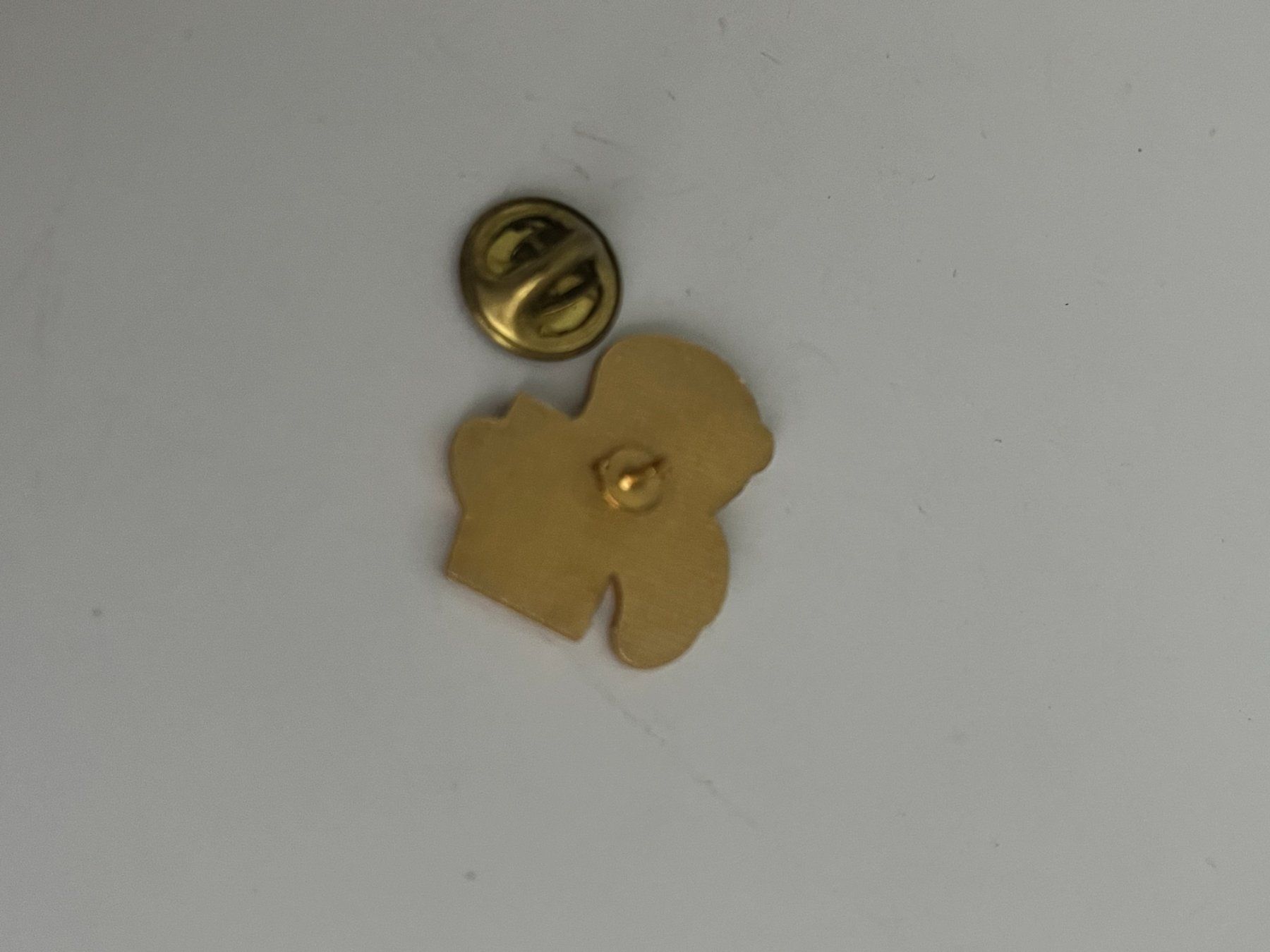 Plaketten & Abzeichen: Pin Bär mit Geschenk – Gebraucht aus Dietikon von sch_w2tw 1