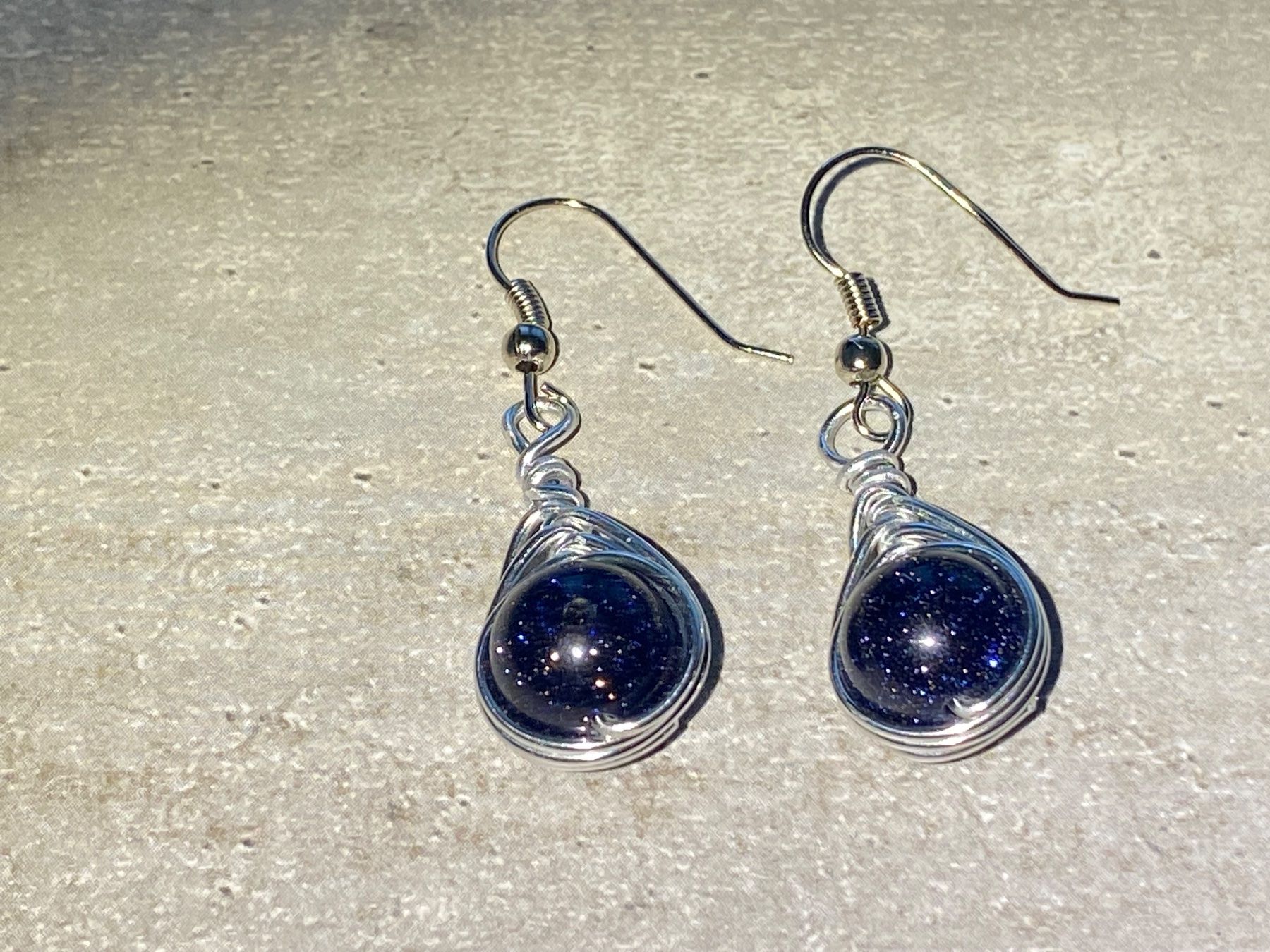 Ohrringe & -stecker: natürlicher blauer Sandstein - Ohrringe wire wrap handmade – Neu und originalverpackt aus Laax von kri_95f5 1