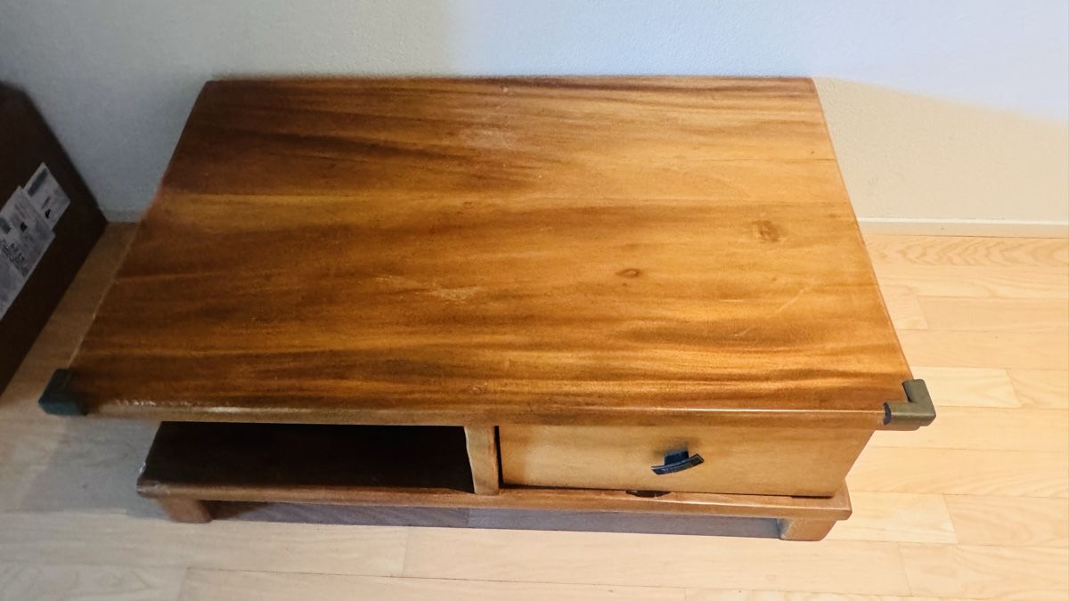 Tavoli da trucco: Solid Wood Coffee Table with Drawer—Stylish Living! – Usato da Winterthur venduto da Kri_2k9s