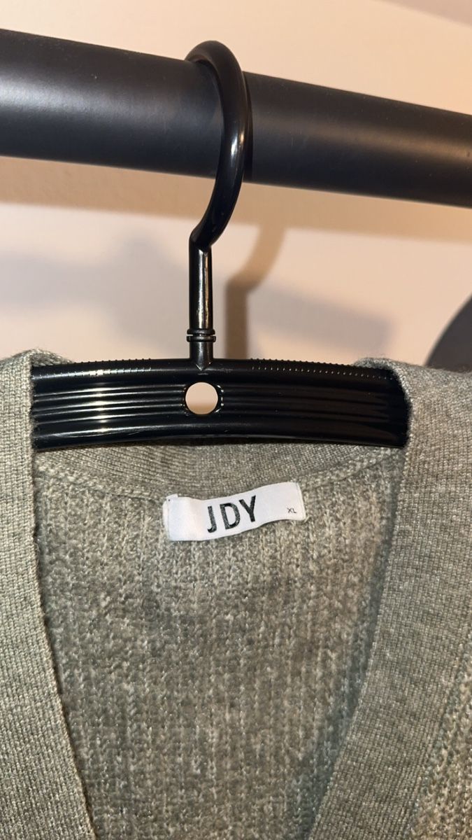 Jacken: Flauschige Strickjacke grün-grau XL – Gebraucht aus Oftringen von tola19 3