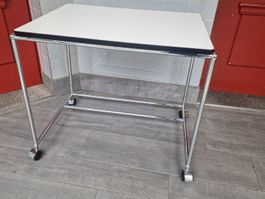 USM Tisch auf Rollen, weiss, in gutem Zustand!