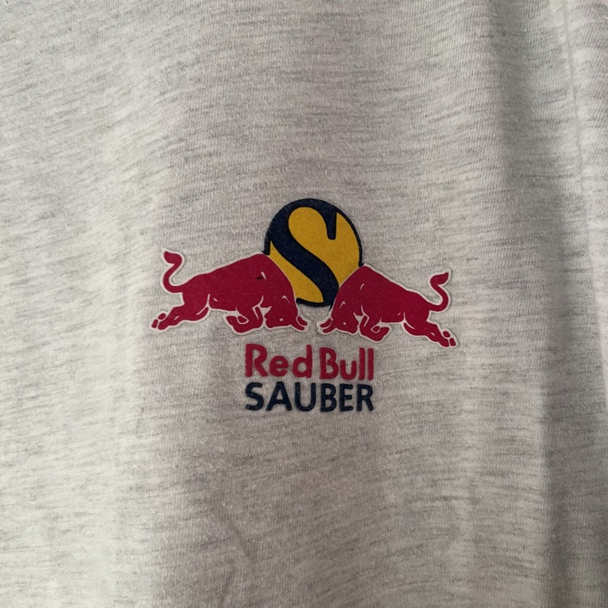 Leibchen & Hosen: Red Bull Sauber Formula 1 Vintage 90s – Gebraucht aus Winterthur von LaBodega 1
