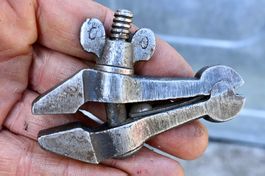 1) antiker FEILKOLBEN Schraubzwinge Länge 8 cm punziert 0