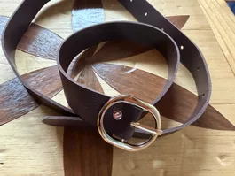 Ledergürtel dunkelbraun mit goldener Schnalle