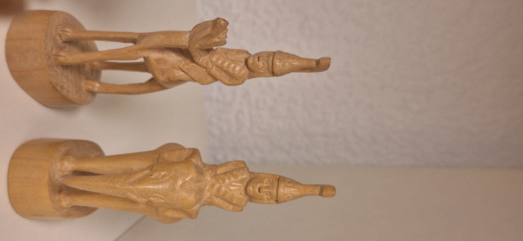 Giochi: Handgeschnitzte Schachfiguren – Nuovo (secondo la descrizione) da Uebeschi venduto da Xenion 2