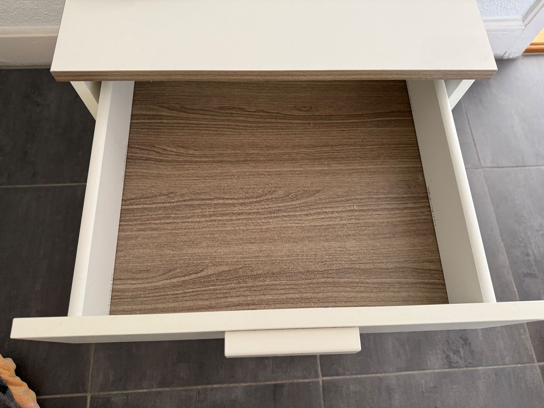 Comodini: Nachttisch mit geräumiger Lade + Ablagefläche – Usato da Zürich venduto da ame_r6dk 4