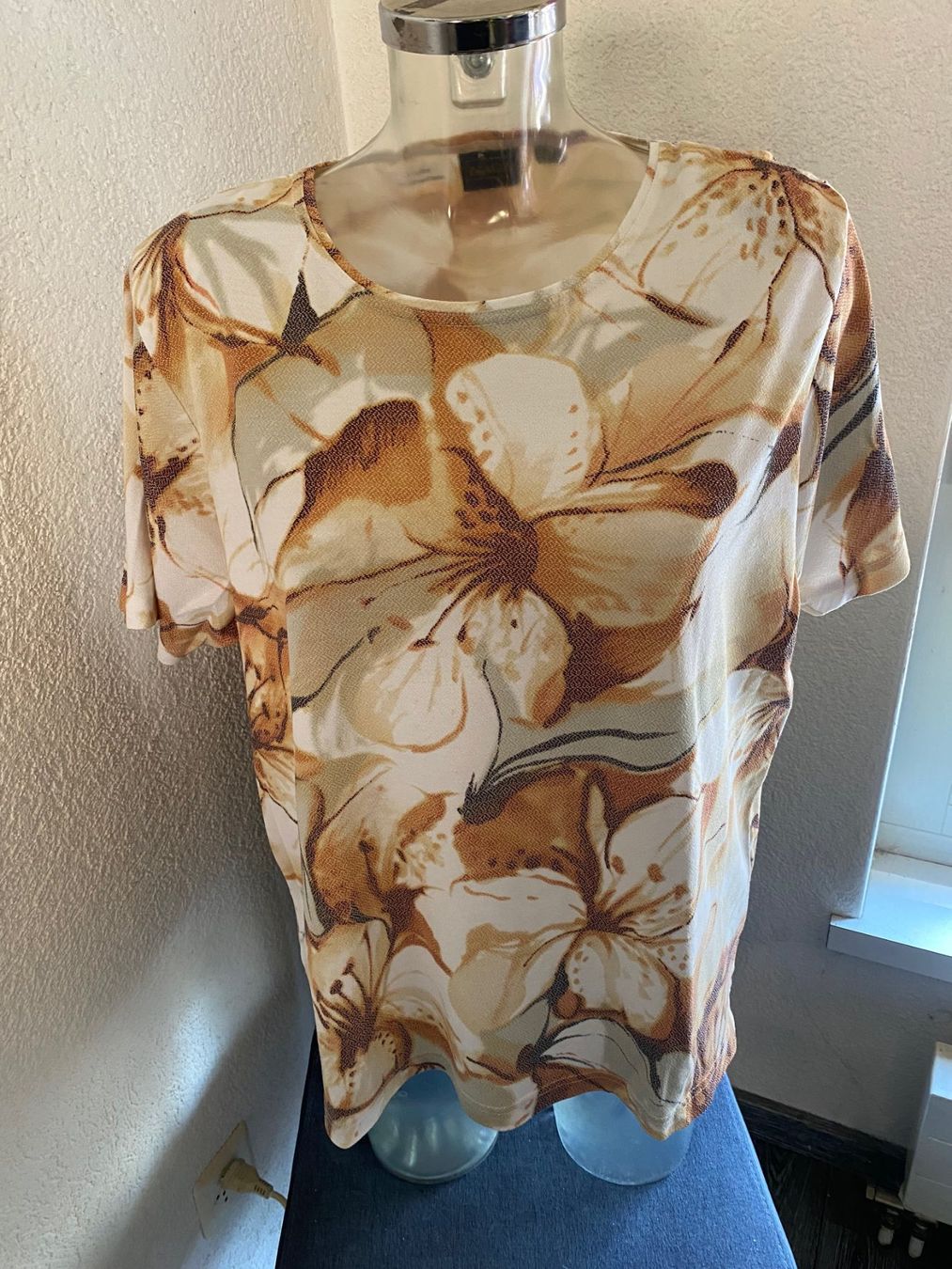T-shirt: T-Shirt bunt Grösse L – Usato da Allenwinden venduto da Obalu 2