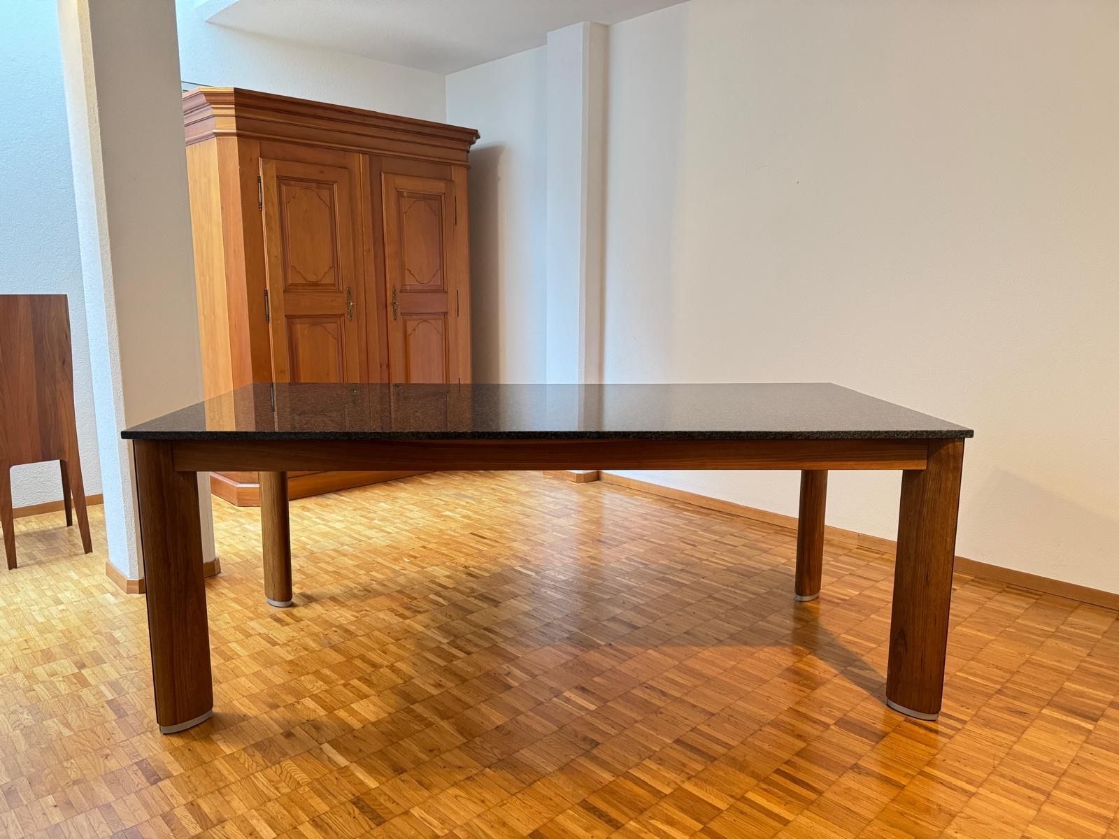 Set de table et chaises: Nussbaum Esstisch mit 6 Stühlen – D'occasion à Uerikon par Flimppi 1