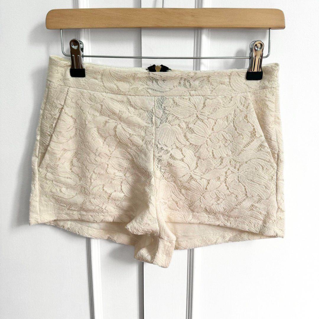 Pull&Bear Pantaloni: PULL & BEAR Short Beige Dentelle - Taille S – Usato da Vevey venduto da secondlifevevey