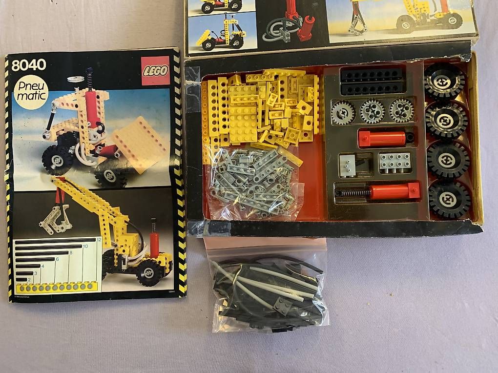 Lego Kit di costruzioni: Lego Technic Universalbaukasten 8040 mit Originalverpackung – Usato da Willerzell venduto da Eluchs 2