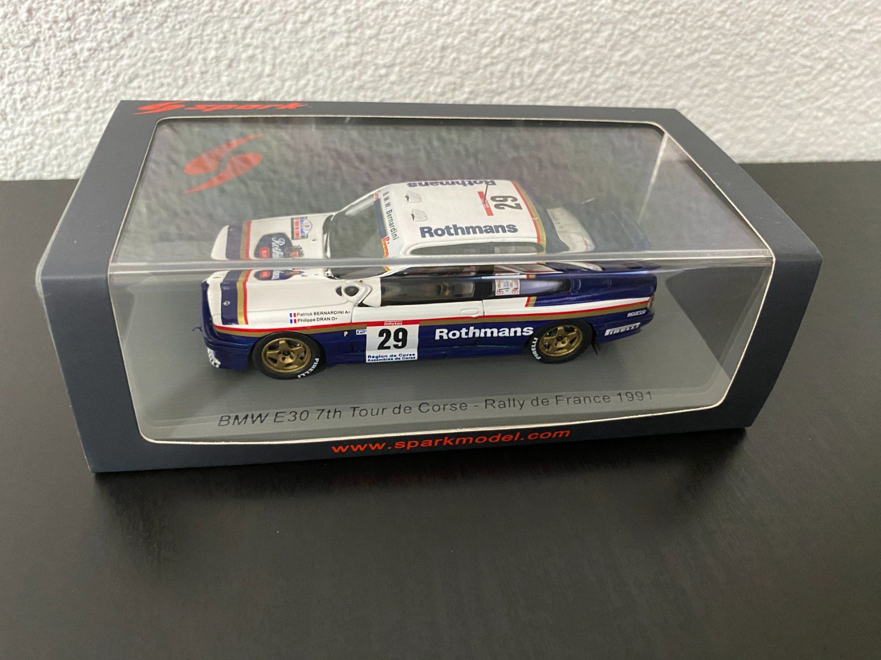 Spark Modellini d'auto: BMW E30 - Rothmans - Spark 1:43 – Nuovo e nell'imballaggio originale da Niederhasli venduto da Yotanke50 1