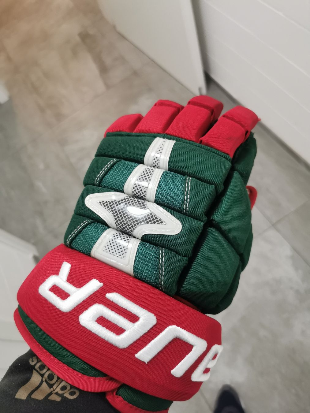 Bauer Altri accessori da uomo: Neuwertige BAUER NEXUS custom Handschuhe – Nuovo (secondo la descrizione) da Niederuzwil venduto da Muzzi15