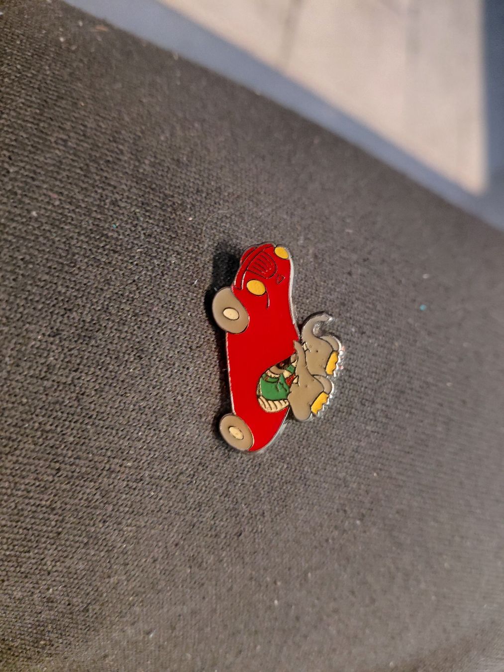 Broches & Aiguilles: Pin's babar de L. de Brunhoff, 1990, parfait! – D'occasion à Montreux par Sorabest 1