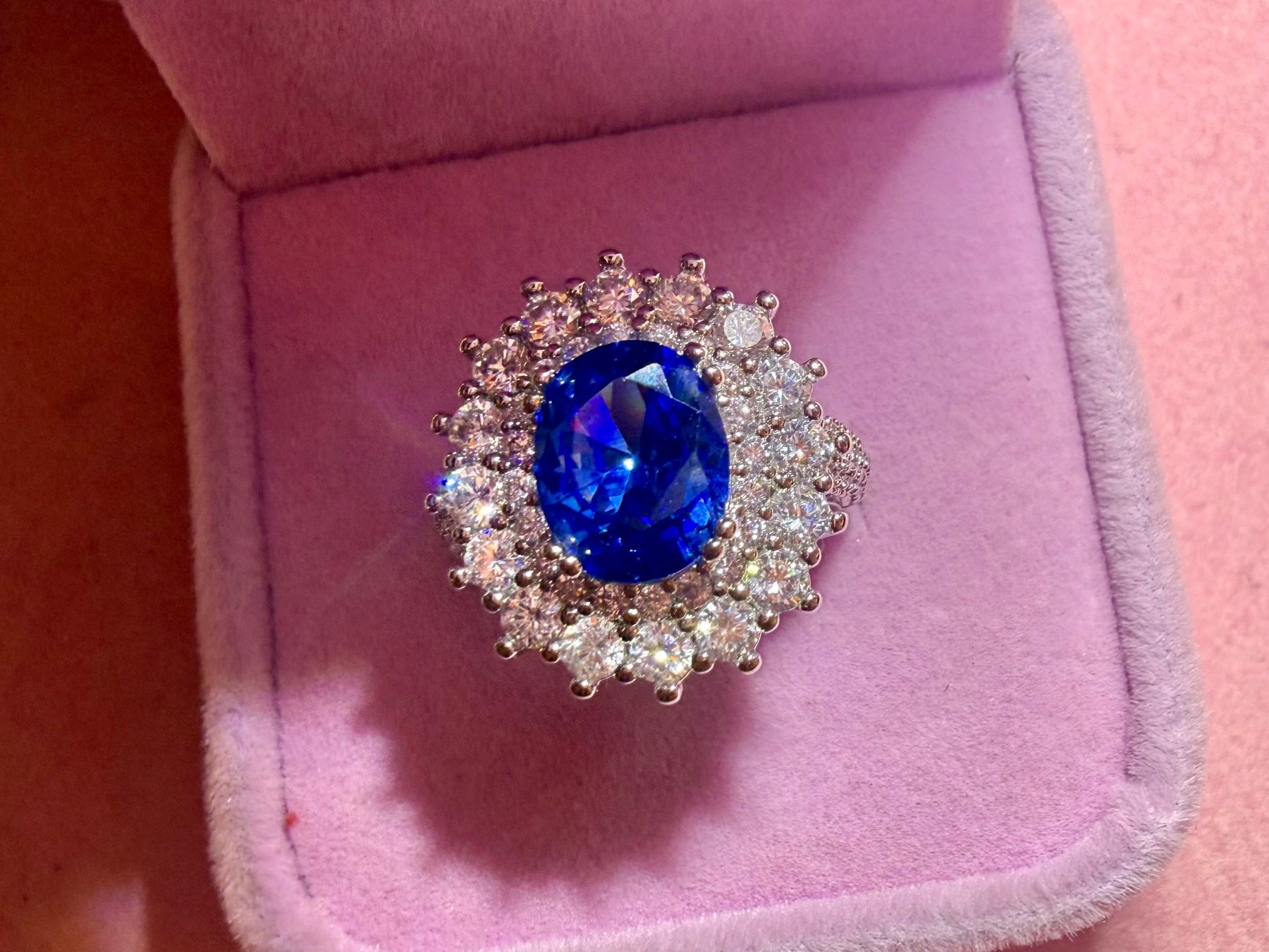 Anelli: Bague élégante avec saphir bleu – Nuovo e nell'imballaggio originale da St-Maurice venduto da Sandrinette123 4
