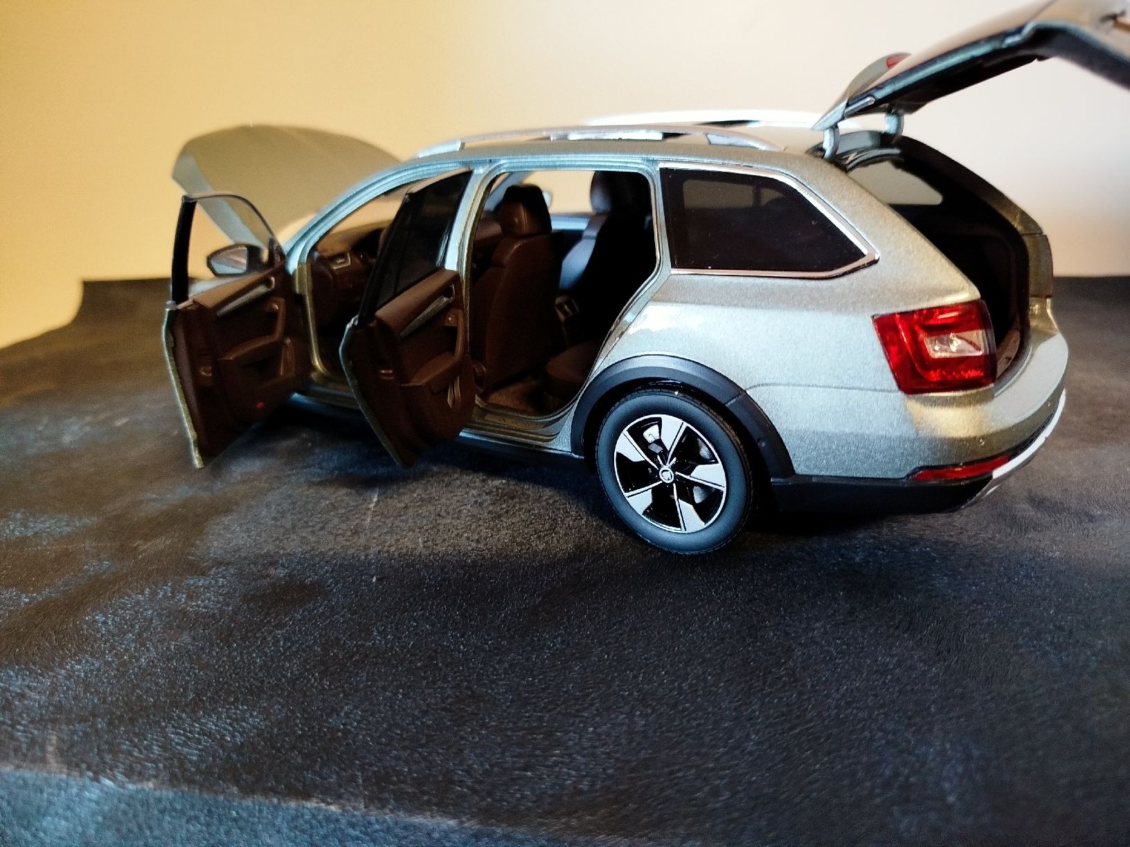 Skoda Modellini d'auto: Modèle réduit 1/180Skoda Octavia Combi  – Nuovo e nell'imballaggio originale da Neuchâtel venduto da lyd_67kk 4