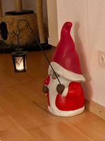 Dekorativer Weihnachtswichtel mit Laterne