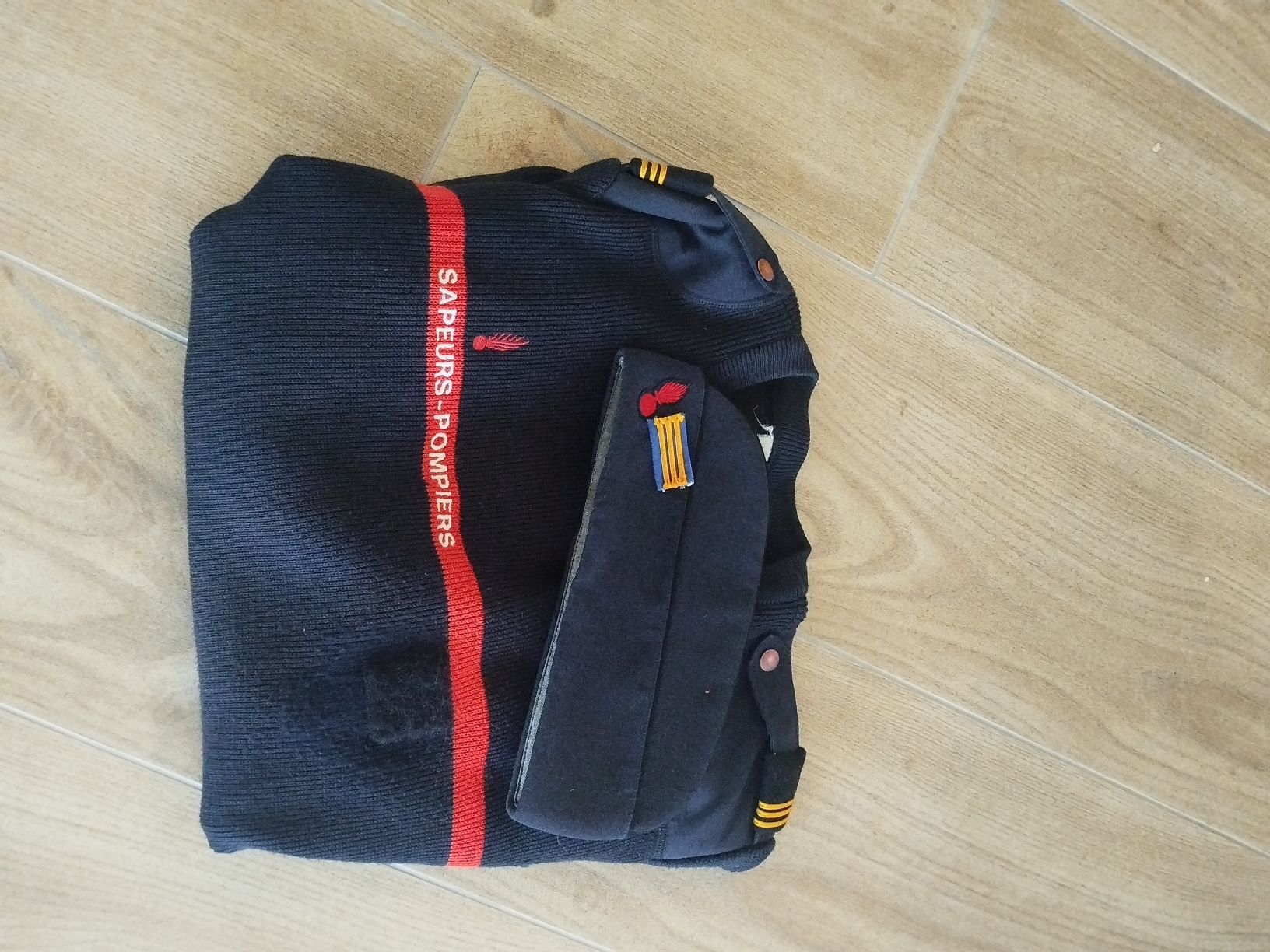Uniformen: uniforme pompier capitaine pull-over+ beret  – Gebraucht aus Genève von Octo-puces 2