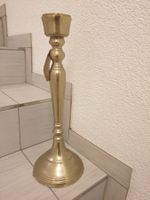 Eleganter goldfarbener Kerzenständer