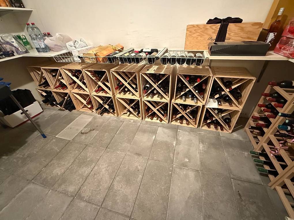 Scaffali: 16x stapelbare Weinregale aus Holz  modular – Usato da Oberrohrdorf venduto da SamSchoch