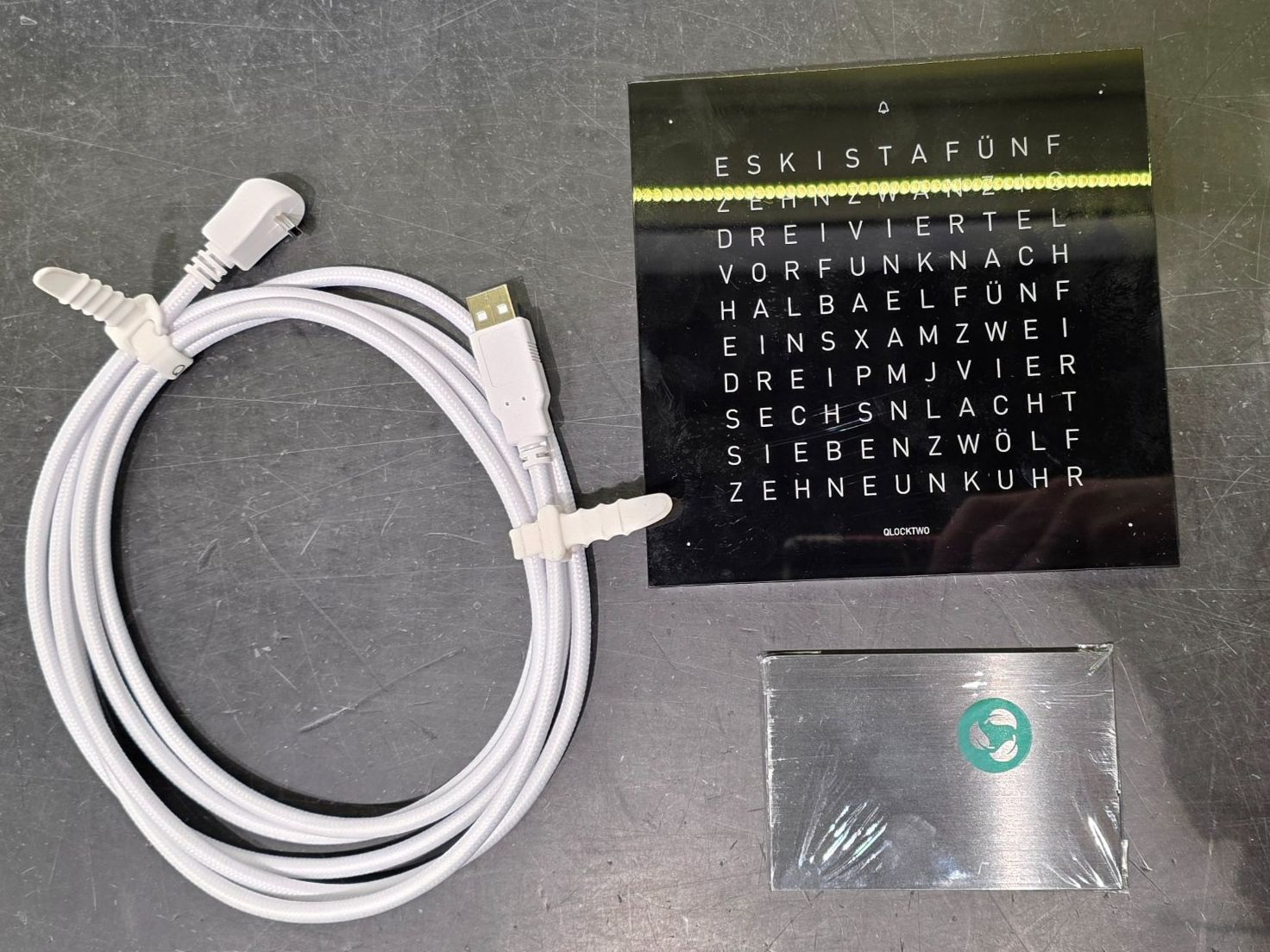 Qlocktwo Orologi: QlockTwo Earth 13,5 Black Edition, DE – Nuovo (secondo la descrizione) da Solothurn venduto da Chuchilade 2
