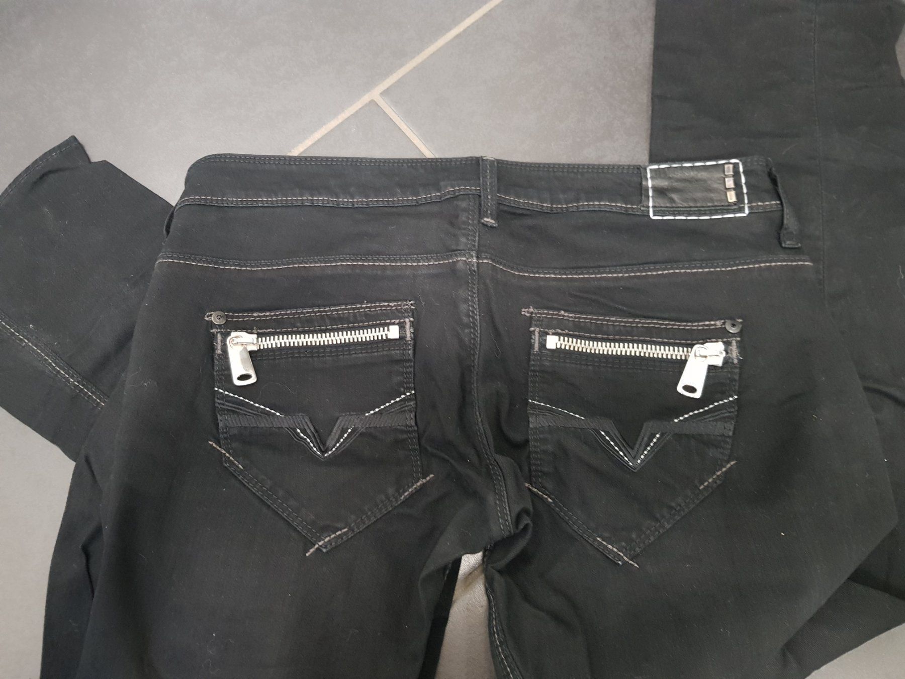 Guess Jeans: Guess Jeans – Usato da Oftringen venduto da bin_2wk8 2
