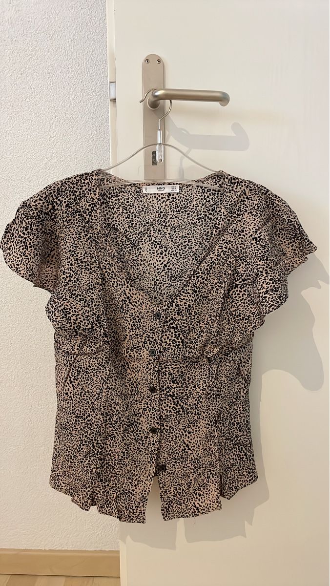 Mango Camicette: Elegante Bluse von Mango mit Leo-Muster, Grösse S – Nuovo (secondo la descrizione) da Hettlingen venduto da tam_2tks