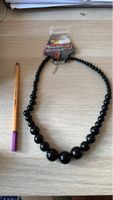 Schwarze Perlenkette mit Metallverschluss