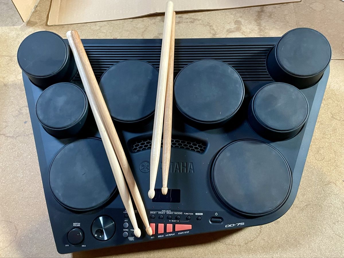 Yamaha Strumenti musicali: Yamaha DD-75 E-Drum mit Ständer und Sticks – Usato da Zürich venduto da eli8