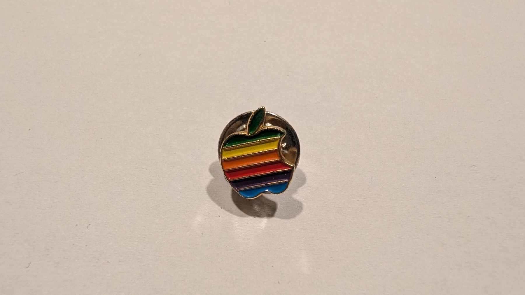 Plaketten & Abzeichen: Pin Apple Logo Rainbow – Gebraucht aus Olten von NicoOnline