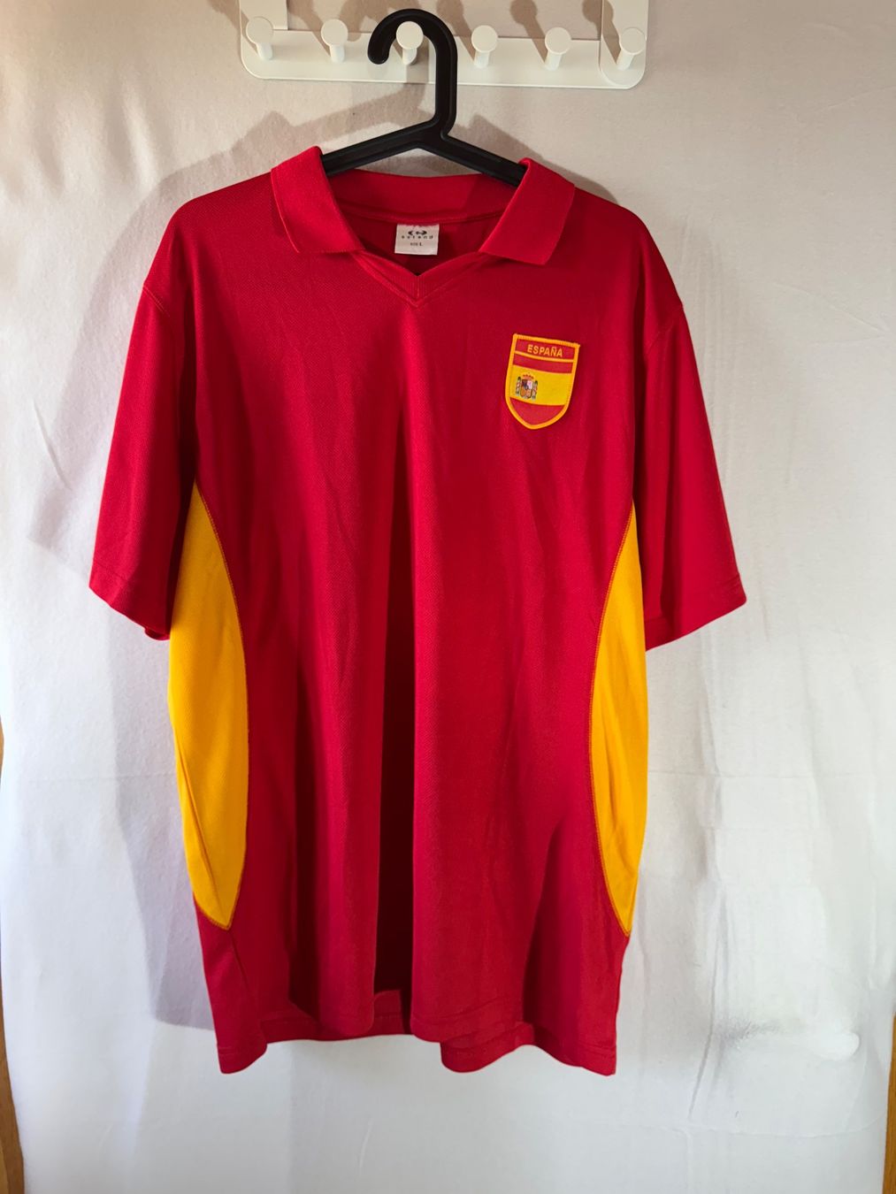 Leibchen & Hosen: Spanisches Trikot Fan Shirt Gr. L – Gebraucht aus Grosswangen von second_hand_dress
