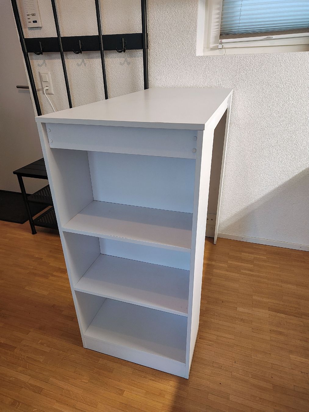 Tische: White Bar Table with Integrated Storage Shelves – Gebraucht aus Glattbrugg von wki_jq8f 2