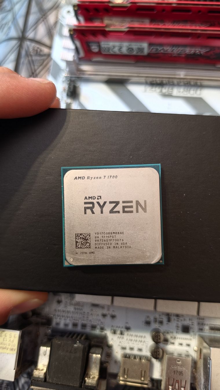 Amd PCs: Ryzen 7 1700 – D'occasion à Bauma par aaron0.01