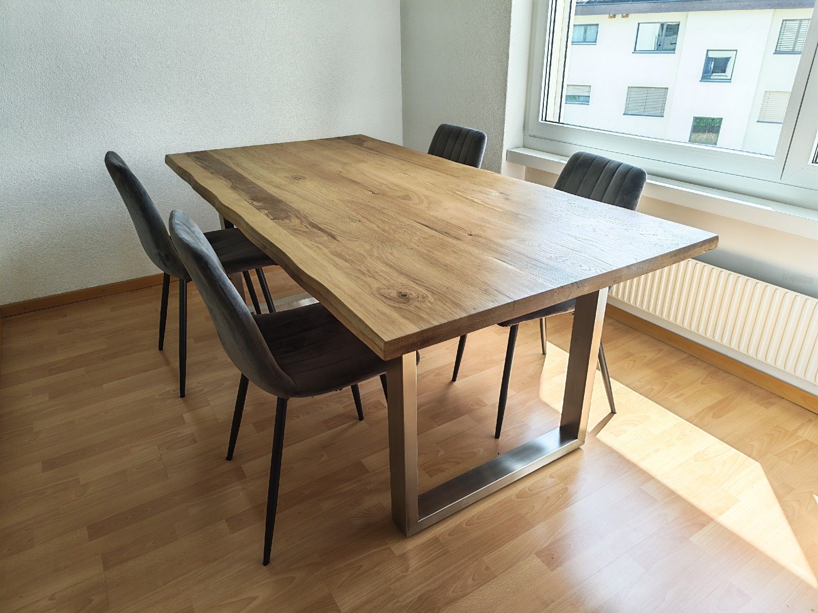 Sedie: 4 graue Samtstühle  – Usato da Uster venduto da David.Haab 2